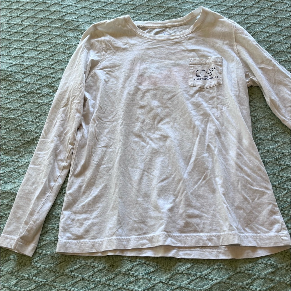 White vineyard vines t-shirt